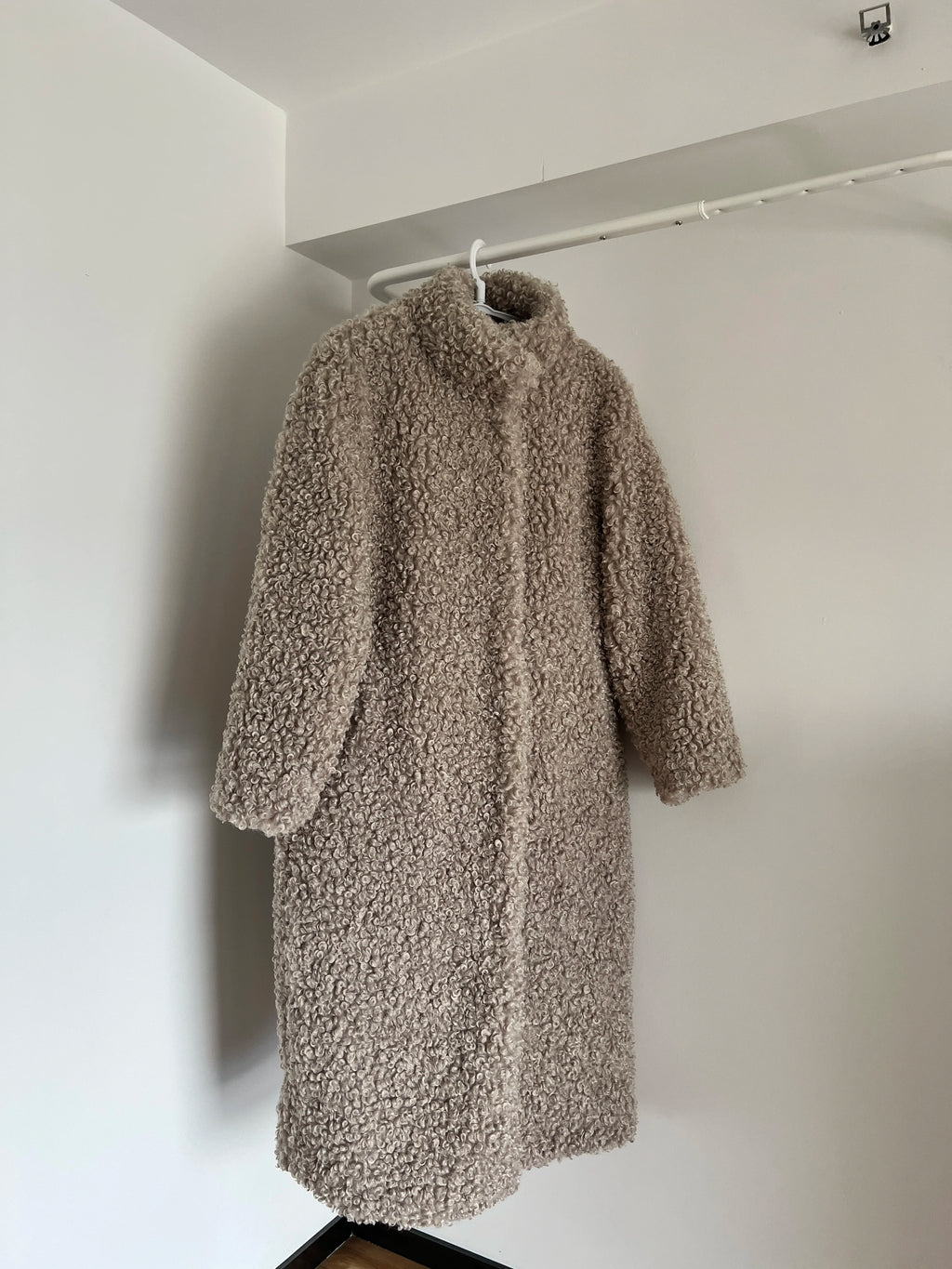 Gray Wool Faux Fur Shearling Long Coat for Women Winter 2025 Winter Fashion Trendy Teddy Maxi Coat Monki Curly Clean Fit Outwear